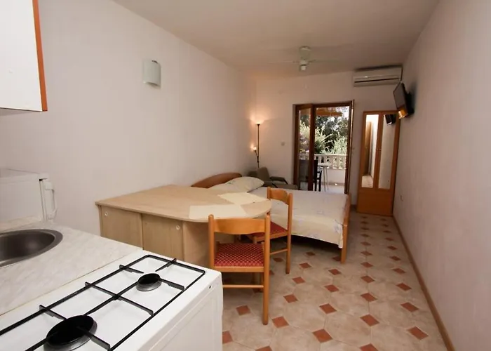Konukevi Elia 3*